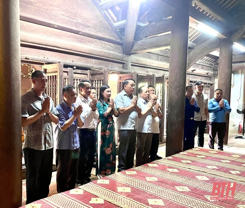 Đoàn đại biểu Mặt trận Lào xây dựng đất nước tỉnh Hủa Phăn dâng hương tại Khu di tích Quốc gia đặc biệt Lam Kinh