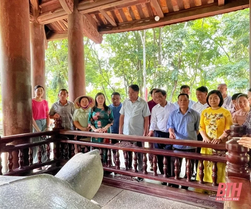 Đoàn đại biểu Mặt trận Lào xây dựng đất nước tỉnh Hủa Phăn dâng hương tại Khu di tích Quốc gia đặc biệt Lam Kinh