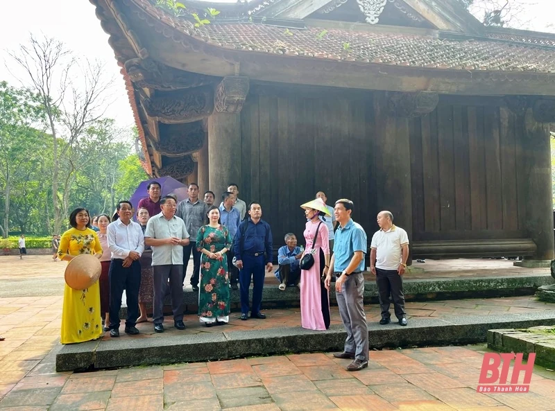 Đoàn đại biểu Mặt trận Lào xây dựng đất nước tỉnh Hủa Phăn dâng hương tại Khu di tích Quốc gia đặc biệt Lam Kinh