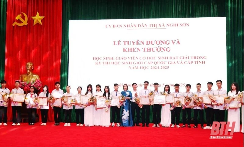 Thị xã Nghi Sơn tuyên dương, khen thưởng học sinh và giáo viên có học sinh đoạt giải trong kỳ thi học sinh giỏi cấp quốc gia, cấp tỉnh