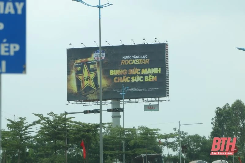Lắp đặt mới biển quảng cáo ngoài trời sau phản ánh của Báo Thanh Hóa