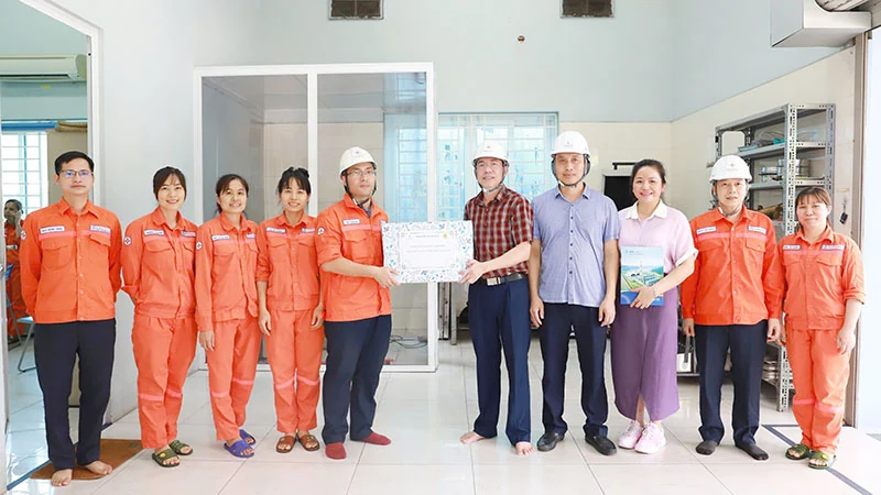 Công ty Nhiệt điện Nghi Sơn tặng quà cho đoàn viên, người lao động nhân Tháng công nhân năm 2025