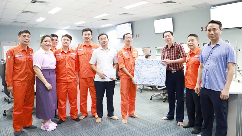 Công ty Nhiệt điện Nghi Sơn tặng quà cho đoàn viên, người lao động nhân Tháng công nhân năm 2025