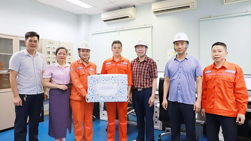 Công ty Nhiệt điện Nghi Sơn tặng quà cho đoàn viên, người lao động nhân Tháng công nhân năm 2025