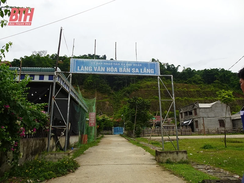 Sa Lắng, gần mà xa