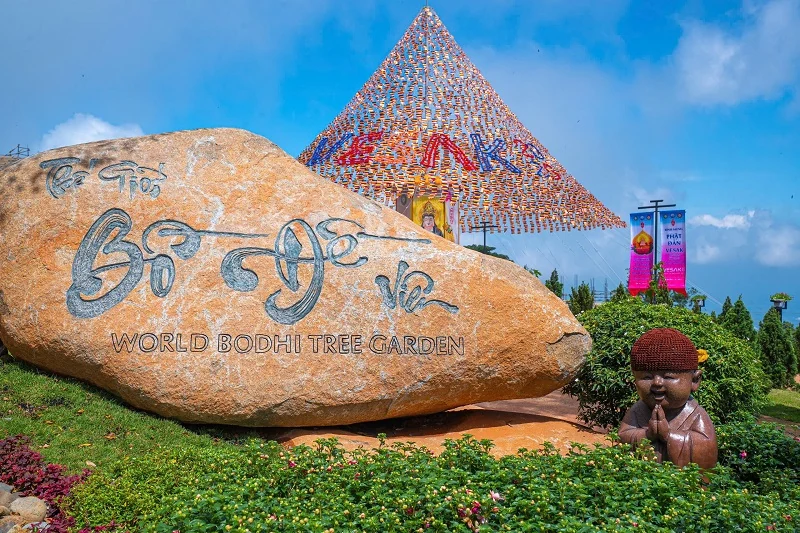 Ngắm không gian trang hoàng tại núi Bà Đen trước thềm đại lễ Vesak 2025 ngày 8/5/2025