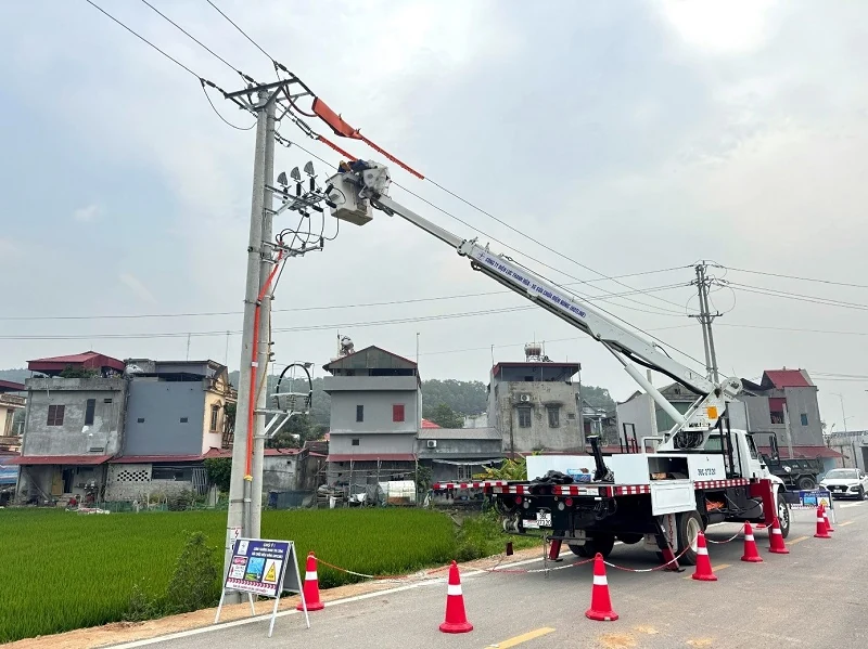 Đội Hotline Công ty Điện lực Thanh Hóa đối mặt với dòng điện “sống” để bảo đảm cấp điện liên tục