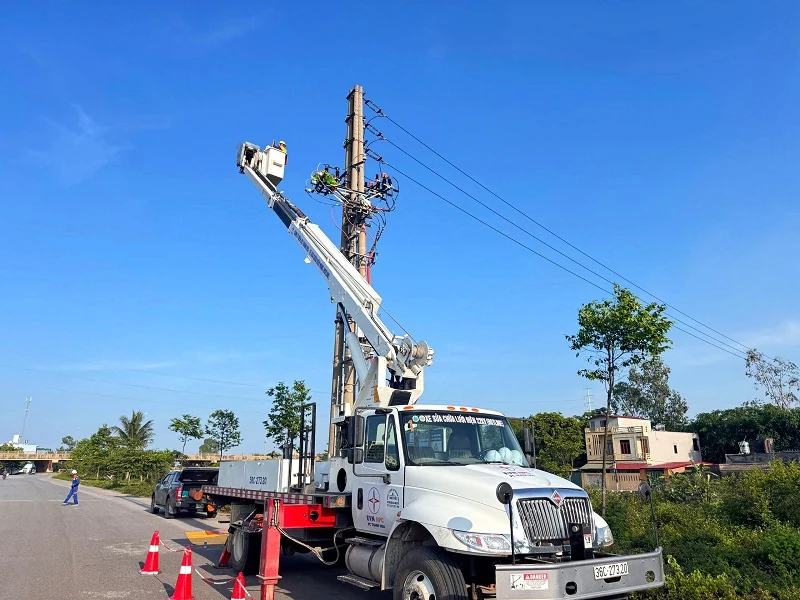 Đội Hotline Công ty Điện lực Thanh Hóa đối mặt với dòng điện “sống” để bảo đảm cấp điện liên tục