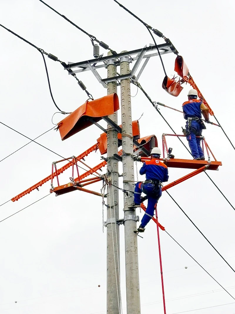 Đội Hotline Công ty Điện lực Thanh Hóa đối mặt với dòng điện “sống” để bảo đảm cấp điện liên tục