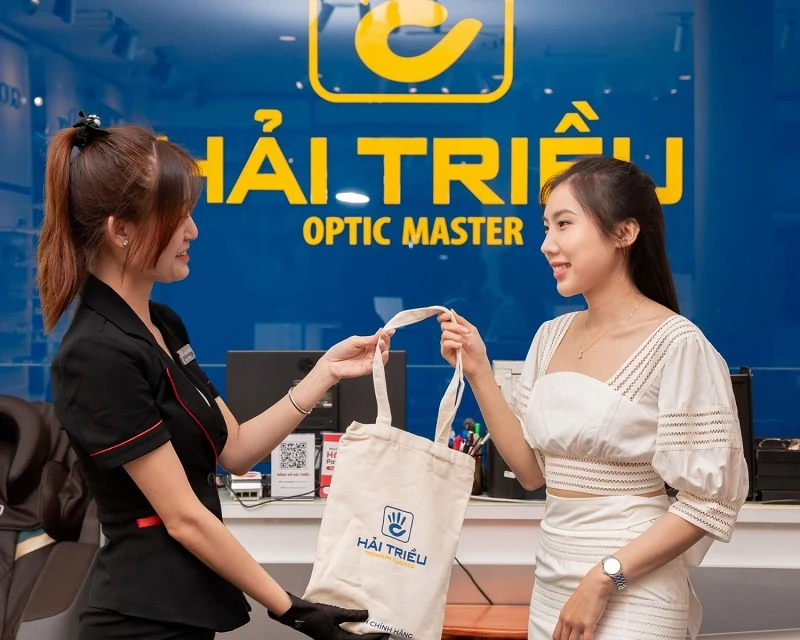 Bảng giá tròng kính đổi màu chính hãng và địa chỉ mua uy tín