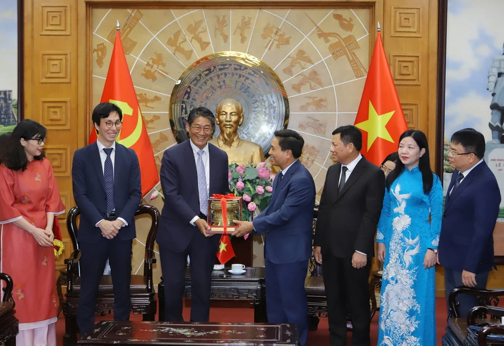 Bí thư Tỉnh ủy Nguyễn Doãn Anh tiếp xã giao Đại sứ Đặc mệnh toàn quyền Nhật Bản tại Việt Nam và dự chương trình “Kết nối văn hóa bằng truyện dân gian và âm nhạc”