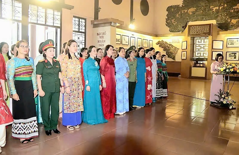Đoàn đại biểu Hội nghị Biểu dương phụ nữ tiêu biểu dâng hương báo công Chủ tịch Hồ Chí Minh