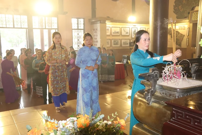 Đoàn đại biểu Hội nghị Biểu dương phụ nữ tiêu biểu dâng hương báo công Chủ tịch Hồ Chí Minh
