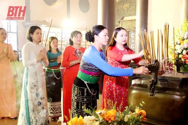 Đoàn đại biểu Hội nghị Biểu dương phụ nữ tiêu biểu dâng hương báo công Chủ tịch Hồ Chí Minh