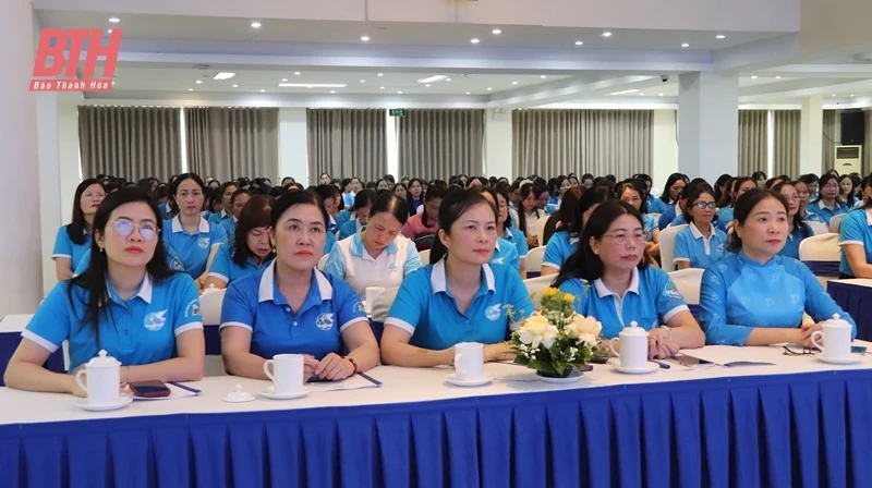 Triển khai kế hoạch lấy ý kiến của cán bộ, hội viên, phụ nữ về dự thảo Nghị quyết sửa đổi, bổ sung một số điều của Hiến pháp nước năm 2013.