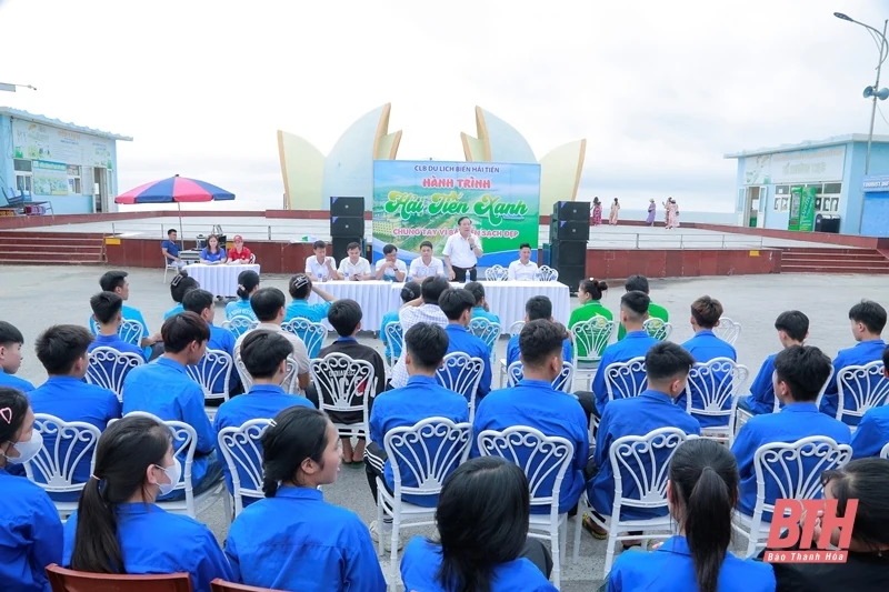 Câu lạc bộ Du lịch biển Hải Tiến ra quân dọn vệ sinh môi trường biển