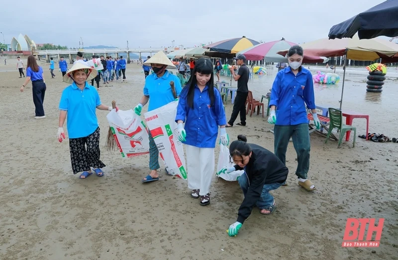 Câu lạc bộ Du lịch biển Hải Tiến ra quân dọn vệ sinh môi trường biển