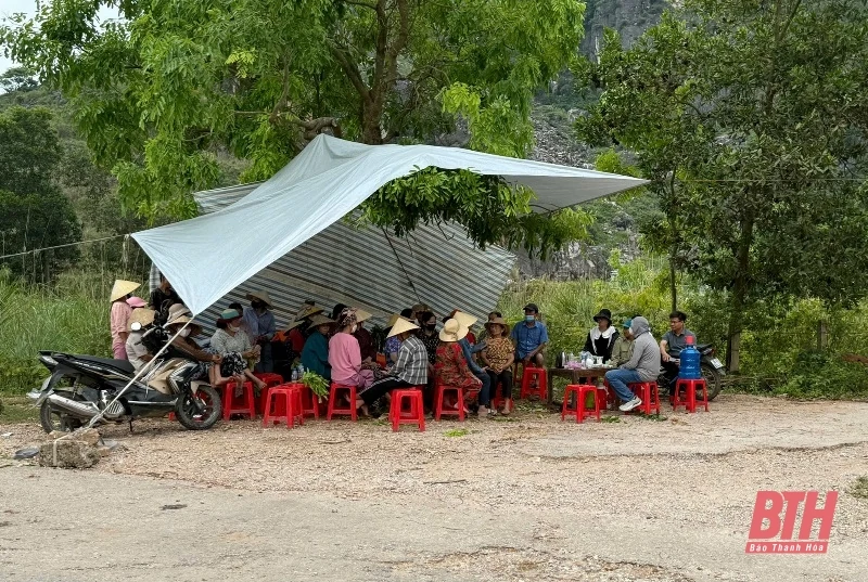 Người dân lập lán chặn xe vào bãi rác Đông Nam