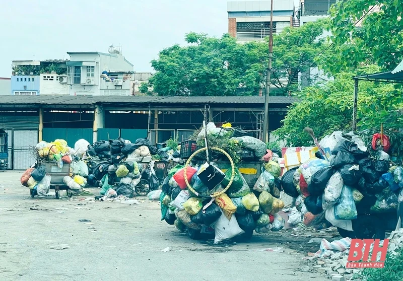 Người dân lập lán chặn xe vào bãi rác Đông Nam