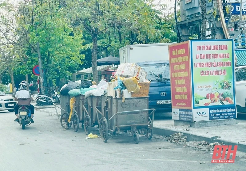 Người dân lập lán chặn xe vào bãi rác Đông Nam