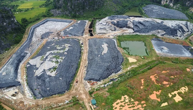 Người dân lập lán chặn xe vào bãi rác Đông Nam