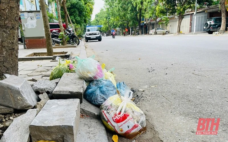 Người dân lập lán chặn xe vào bãi rác Đông Nam