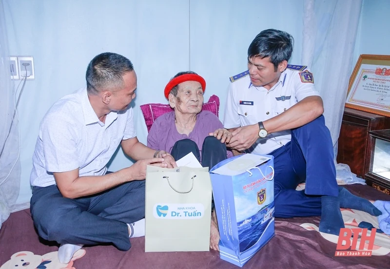 “Cảnh sát biển đồng hành với ngư dân” tại TP Sầm Sơn