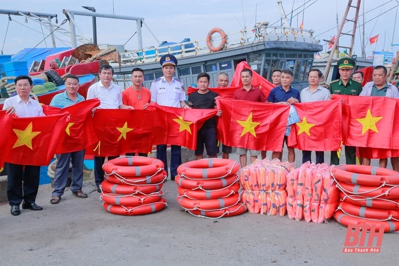 “Cảnh sát biển đồng hành với ngư dân” tại TP Sầm Sơn