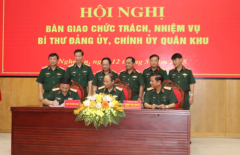 Quân khu 4: Bàn giao chức trách, nhiệm vụ Bí thư Đảng ủy, Chính ủy Quân khu