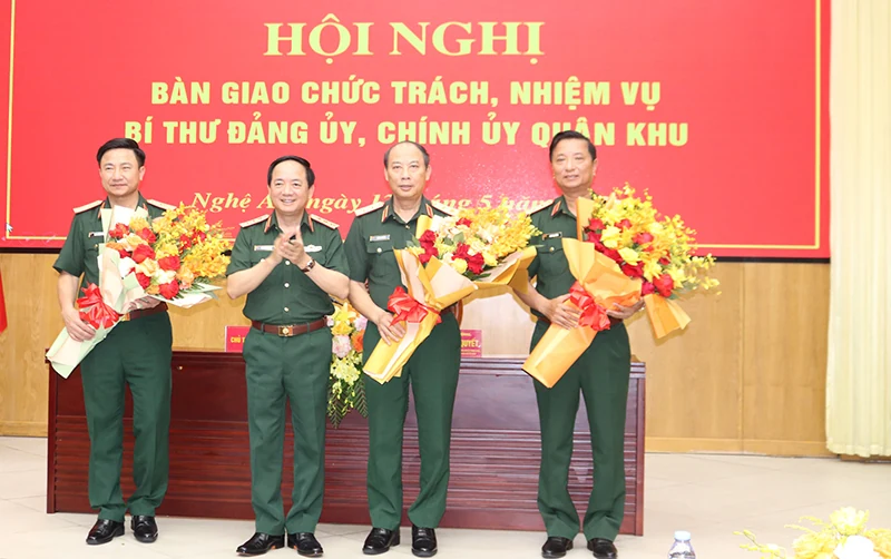 Quân khu 4: Bàn giao chức trách, nhiệm vụ Bí thư Đảng ủy, Chính ủy Quân khu