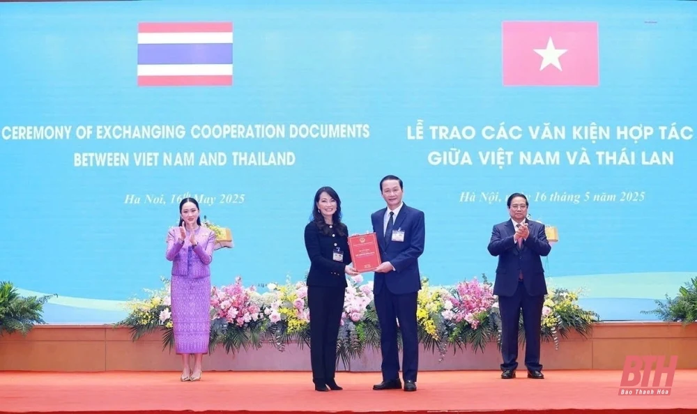 Chủ tịch UBND tỉnh Đỗ Minh Tuấn trao quyết định chấp thuận đầu tư cho Tập đoàn WHA - Thái Lan