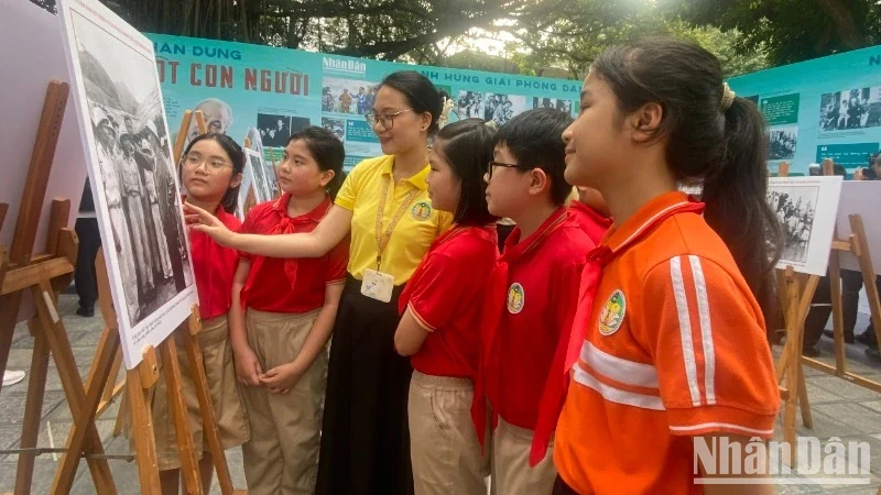 Giới trẻ thích thú với triển lãm ảnh và ấn phẩm đặc biệt kỷ niệm 135 năm Ngày sinh Chủ tịch Hồ Chí Minh