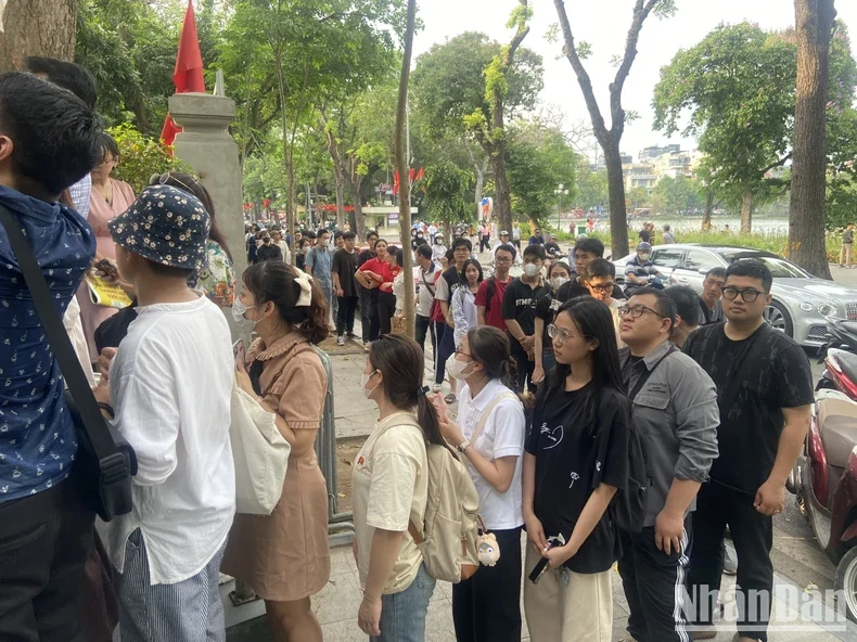 Giới trẻ thích thú với triển lãm ảnh và ấn phẩm đặc biệt kỷ niệm 135 năm Ngày sinh Chủ tịch Hồ Chí Minh