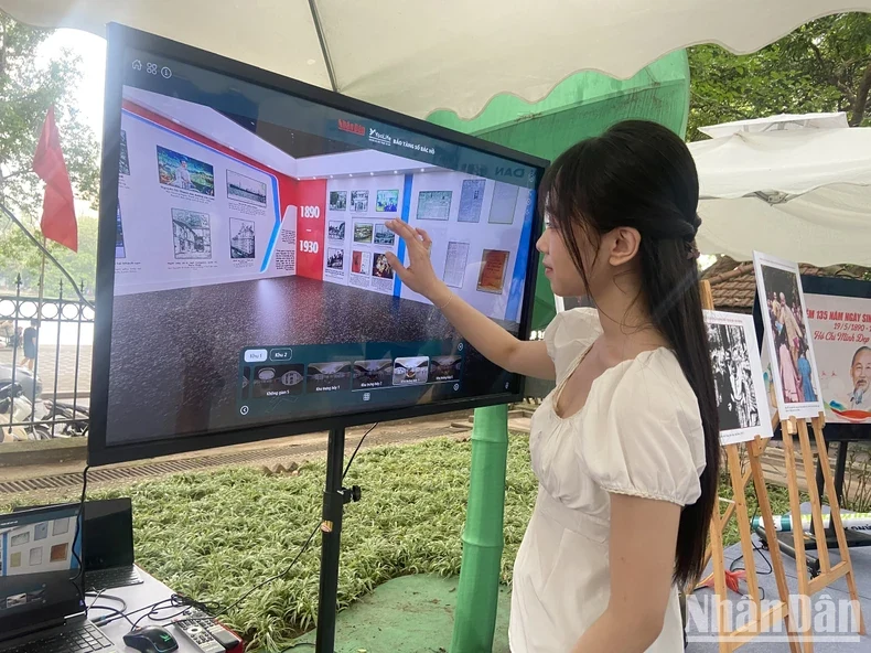 Giới trẻ thích thú với triển lãm ảnh và ấn phẩm đặc biệt kỷ niệm 135 năm Ngày sinh Chủ tịch Hồ Chí Minh