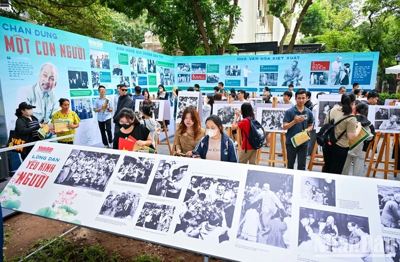 Giới trẻ thích thú với triển lãm ảnh và ấn phẩm đặc biệt kỷ niệm 135 năm Ngày sinh Chủ tịch Hồ Chí Minh