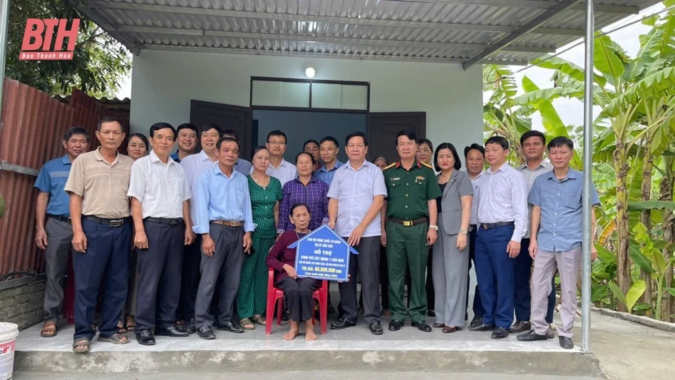 Thị xã Bỉm Sơn trao biển hỗ trợ nhà ở cho các hộ có hoàn cảnh khó khăn