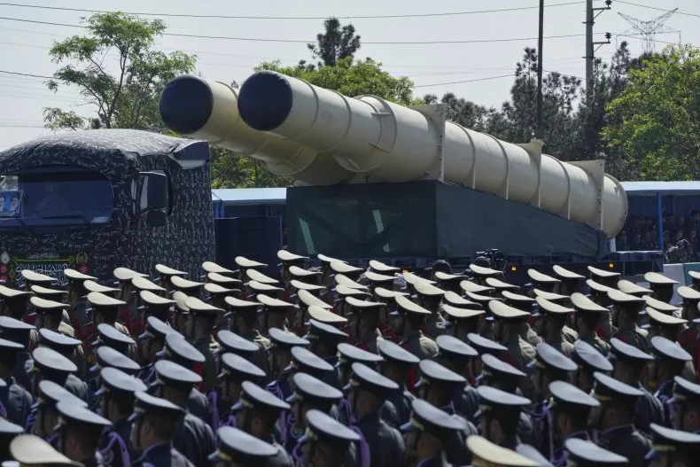 Iran tăng cường phòng thủ khi nguy cơ bị Mỹ tấn công tăng lên