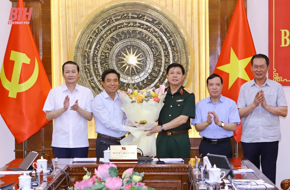 Ban Thường vụ Tỉnh ủy chúc mừng Thiếu tướng Lê Văn Trung, Phó Chính ủy Quân khu 4