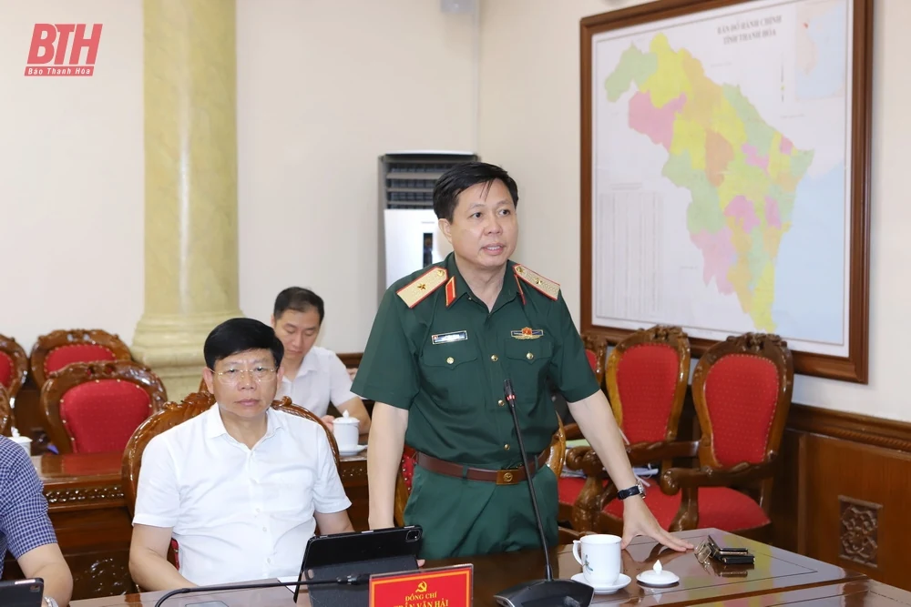 Ban Thường vụ Tỉnh ủy chúc mừng Thiếu tướng Lê Văn Trung, Phó Chính ủy Quân khu 4