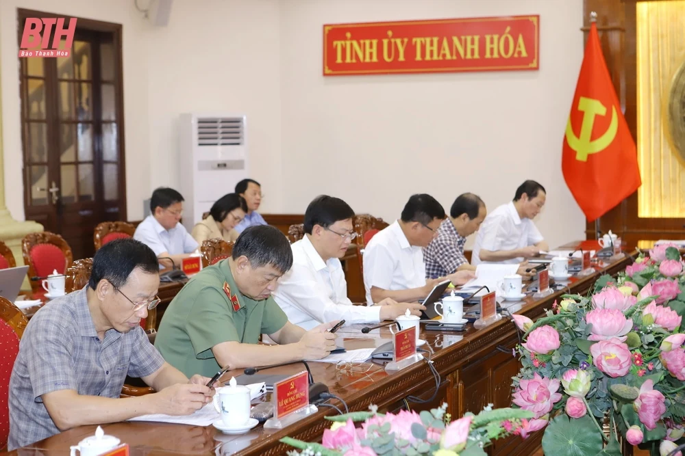 Ban Thường vụ Tỉnh ủy chúc mừng Thiếu tướng Lê Văn Trung, Phó Chính ủy Quân khu 4