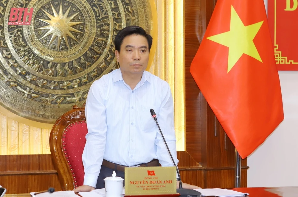 Ban Thường vụ Tỉnh ủy chúc mừng Thiếu tướng Lê Văn Trung, Phó Chính ủy Quân khu 4