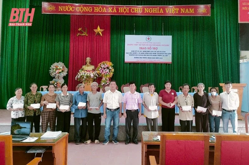 Hội Chữ thập đỏ tỉnh trao hỗ trợ sinh kế và xây nhà ở cho ngư dân nghèo 