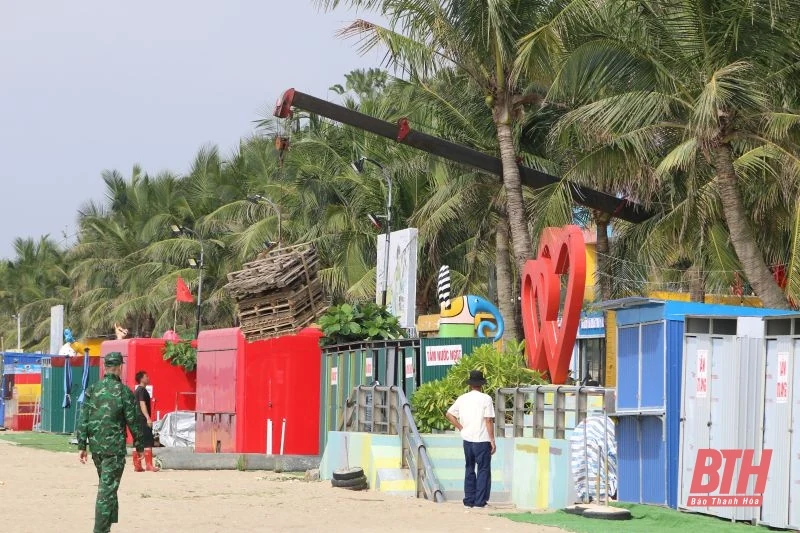 Hoằng Hoá: Tháo dỡ lều, quán lấn chiếm bãi biển Hải Tiến