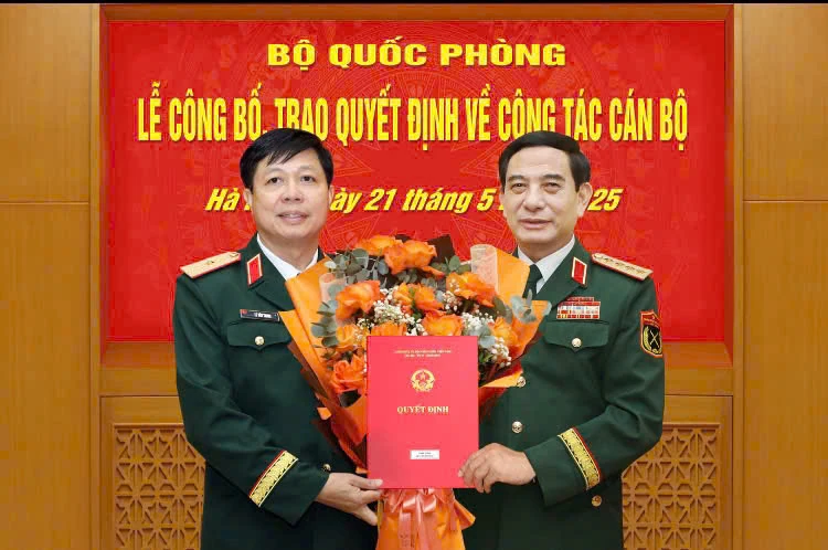 Bộ Quốc phòng công bố, trao quyết định về công tác cán bộ