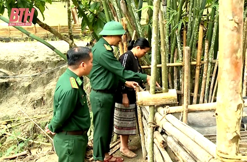 Đảng viên biên phòng phụ trách hộ gia đình ở khu vực biên giới