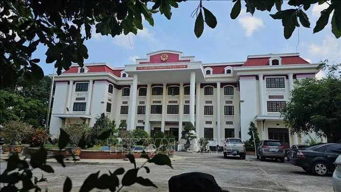 Tuyên phạt bị cáo Lê Tùng Vân mức án 3 năm tù về tội loạn luân