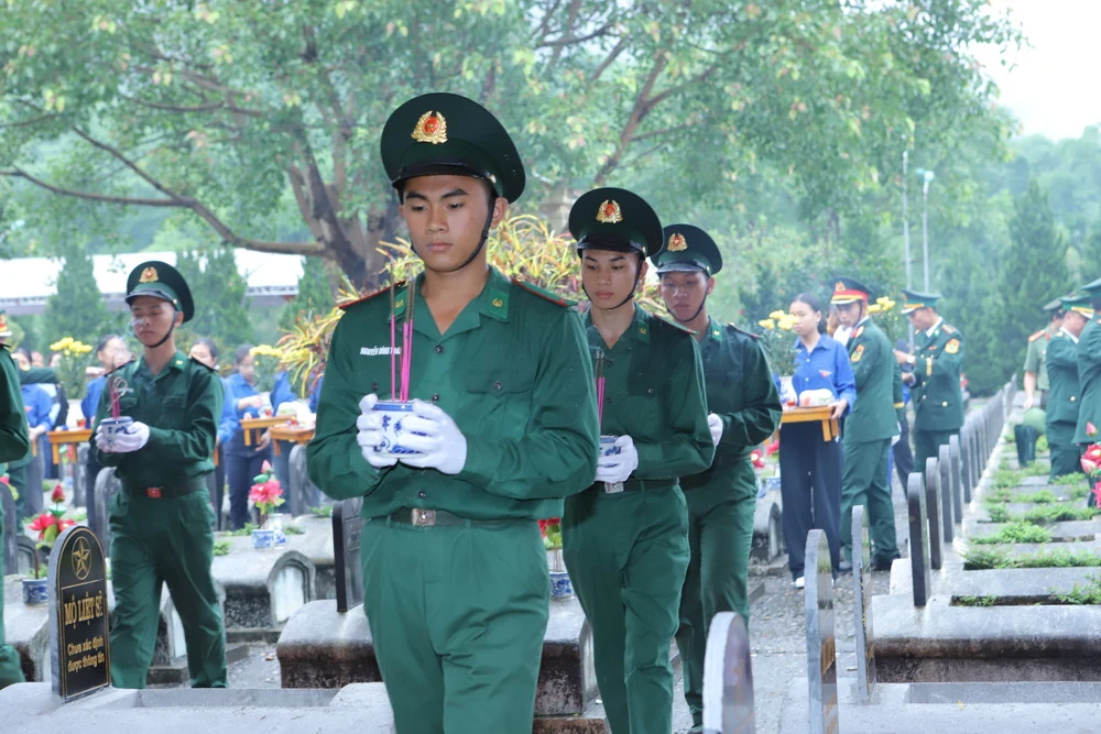 Truy điệu hài cốt liệt sĩ quân tình nguyện và chuyên gia Việt Nam hy sinh tại Lào về an nghỉ tại Nghĩa trang Liệt sĩ Quốc tế Đồng Tâm