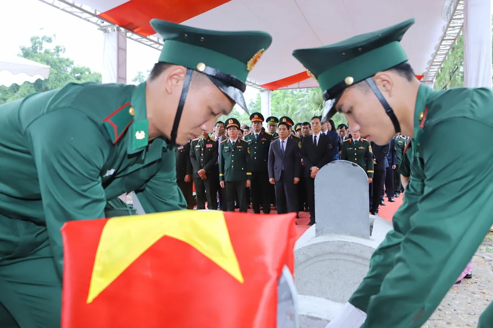 Truy điệu hài cốt liệt sĩ quân tình nguyện và chuyên gia Việt Nam hy sinh tại Lào về an nghỉ tại Nghĩa trang Liệt sĩ Quốc tế Đồng Tâm