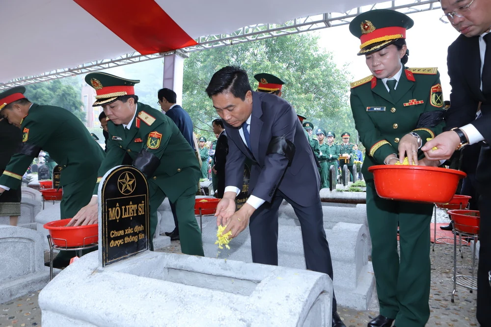 Truy điệu hài cốt liệt sĩ quân tình nguyện và chuyên gia Việt Nam hy sinh tại Lào về an nghỉ tại Nghĩa trang Liệt sĩ Quốc tế Đồng Tâm