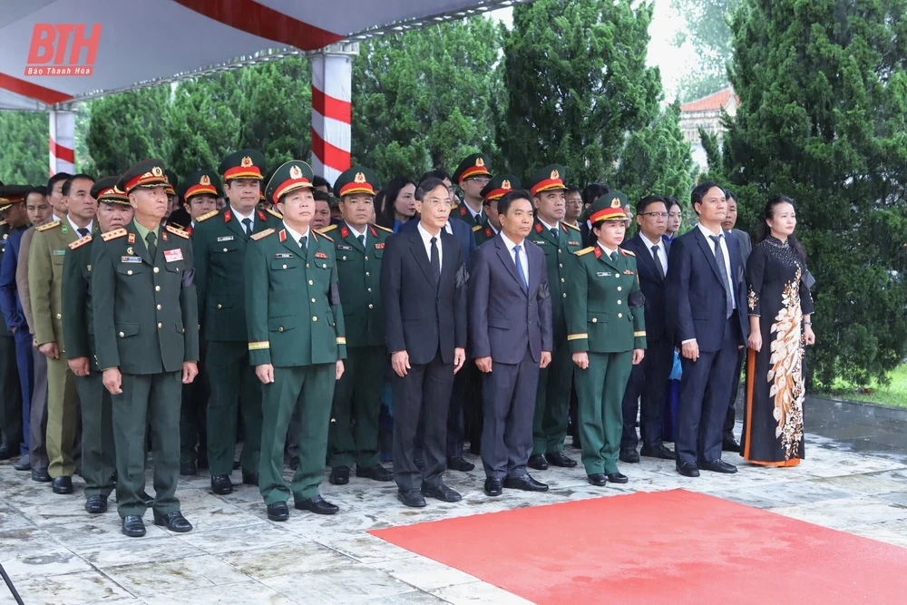 Truy điệu hài cốt liệt sĩ quân tình nguyện và chuyên gia Việt Nam hy sinh tại Lào về an nghỉ tại Nghĩa trang Liệt sĩ Quốc tế Đồng Tâm